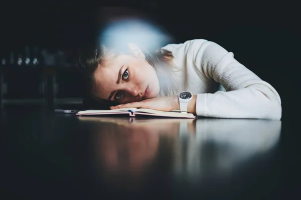 Yorgun Beyaz Kazaklı Genç Bayan Öğrenci Ders Kitabıyla Masaya Uzanıp — Stok fotoğraf
