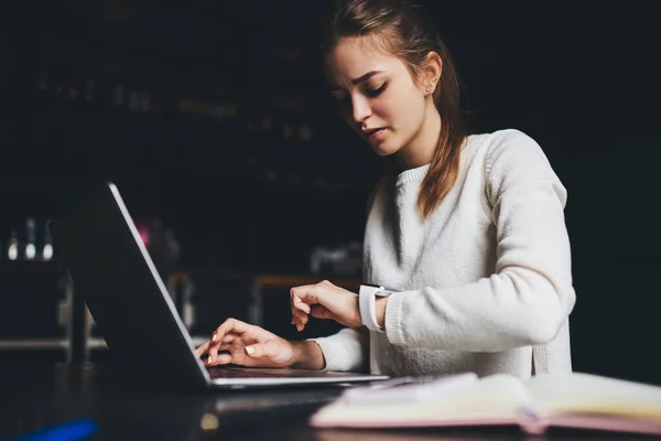 Lage Hoek Van Gewas Geconcentreerde Vrouw Casual Kleding Zitten Aan — Stockfoto