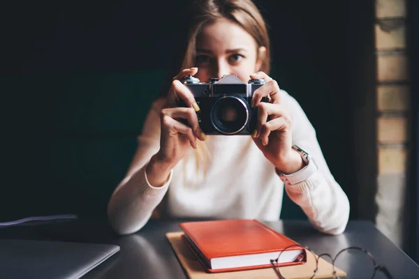Selective Focus Vintage Photo Camera Hands Young Female Photographer Sitting — Stock Photo, Image