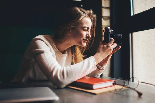 Side View Young Female Photographer Analog Photo Camera Sitting Table — Stockfoto