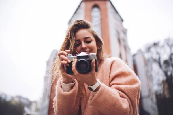 Baixo Ângulo Fotógrafa Jovem Roupas Quentes Com Sorriso Dente Segurando — Fotografia de Stock