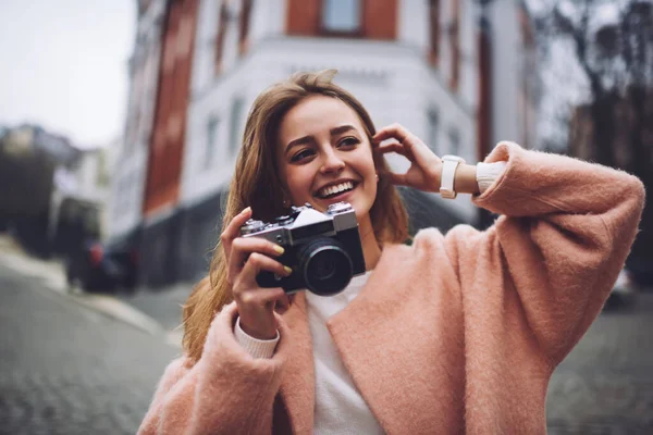 Низкий Угол Юной Веселой Туристки Розовом Кардигане Фотографирующей Старинной Фотокамерой — стоковое фото