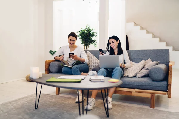 Mujeres Jóvenes Alegres Ropa Casual Sentado Sofá Suave Relajante Mientras — Foto de Stock