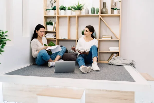 Volledige Lichaam Van Gefocuste Collega Casual Dragen Zitten Dicht Bij — Stockfoto