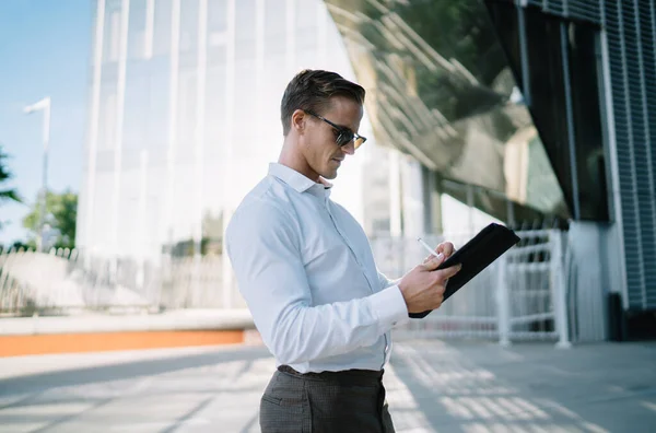 Joven Hombre Negocios Forma Segura Camisa Blanca Pantalones Oscuros Gafas — Foto de Stock