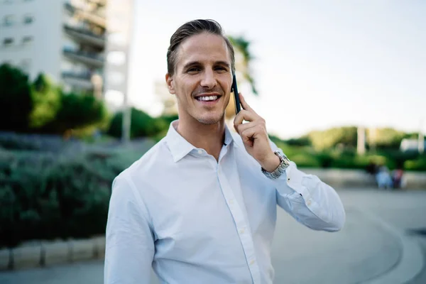 Optimistic Male Employee Wearing White Shirt Smiling Camera While Having — Stock Photo, Image