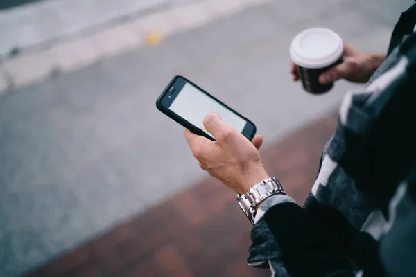 Beskuren Bild Människans Hand Håller Mobiltelefon Och Kaffe För Att — Stockfoto