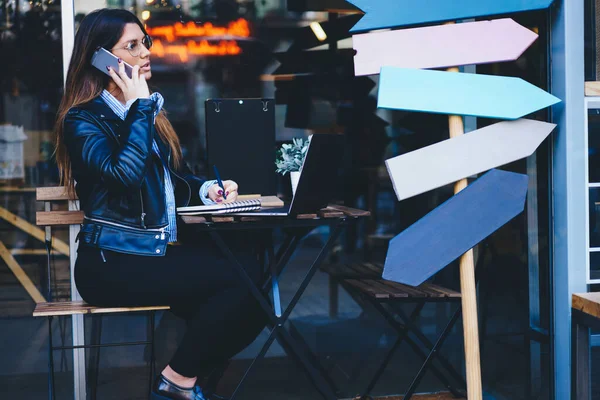 Sidovy Pensiv Kvinnlig Frilansare Casual Kläder Tittar Bort Sitter Vid — Stockfoto