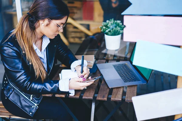 Cima Colheita Freelancer Feminino Sentado Mesa Com Laptop Aberto Enquanto — Fotografia de Stock