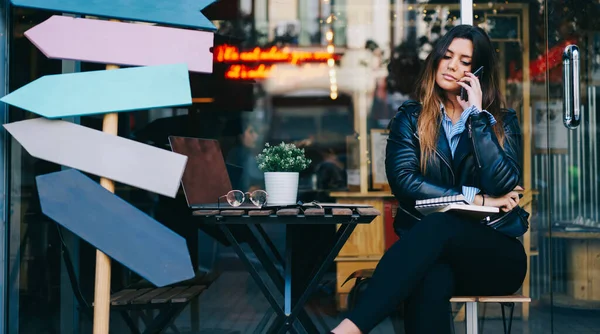 Giovane Studentessa Pensierosa Abiti Casual Seduta Tavola Con Laptop Aperto — Foto Stock