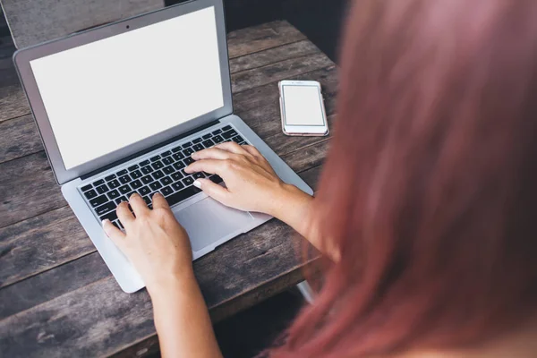 Desde Arriba Mujer Hipster Con Pelo Rojo Sentado Mesa Vieja — Foto de Stock