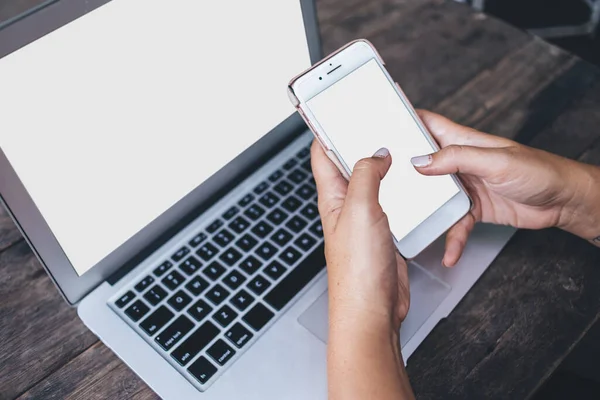 Crop Unrecognizable Female Freelancer Sitting Wooden Desk Netbook Messaging Cellphone – stockfoto