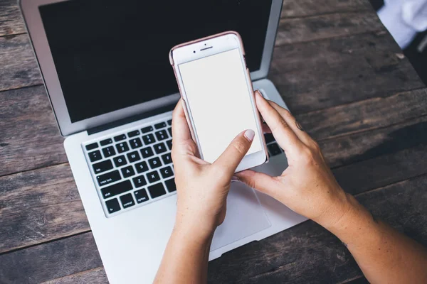 Van Bovenaf Van Gewas Gezichtsloos Vrouwelijke Student Messaging Mobiele Telefoon — Stockfoto