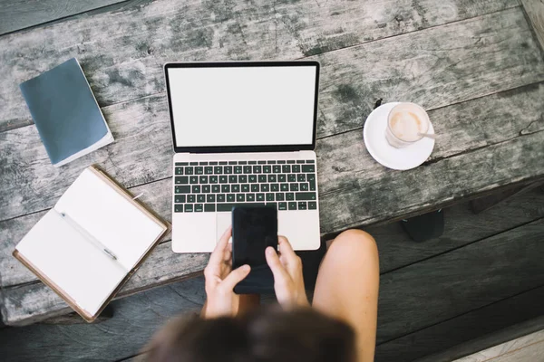 Cima Colheita Freelancer Feminino Usando Smartphone Para Trabalho Sentado Mesa — Fotografia de Stock