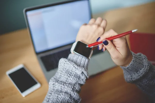 Crop Anonymous Female Wearing Gray Sweater Checking Notification Smartwatch While — Fotografia de Stock