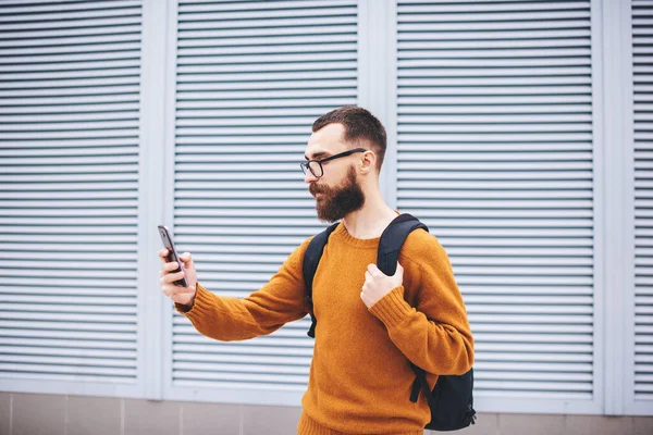 Side View Young Male Trendy Outfit Eyeglasses Backpack Taking Selfie — Stockfoto