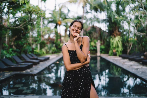Glimlachende Jonge Vrouw Trendy Outfit Met Gesloten Ogen Ontroerende Kin — Stockfoto