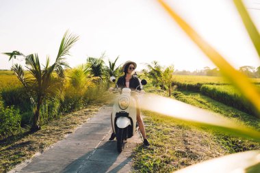 Filipinler 'i gezmekten hoşlanan mutlu kadın turist, doğal yollarla varış noktasına varıyor, yaz tatillerinde rahat kıyafetler giyen neşeli hippi kız kendini iyi hissediyor.