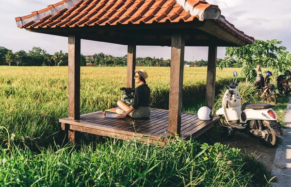 Blanke Vrouwelijke Digitale Nomade Casual Kleding Rusten Prieel Genieten Solo — Stockfoto