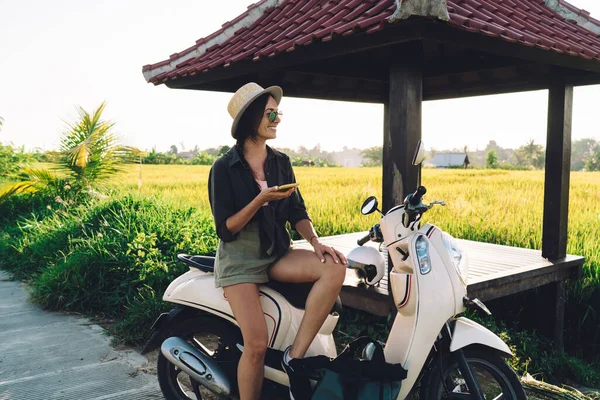 Rolig Kvinnlig Resenär Med Mobiltelefon Handen Glädje Solo Getaway Resa — Stockfoto