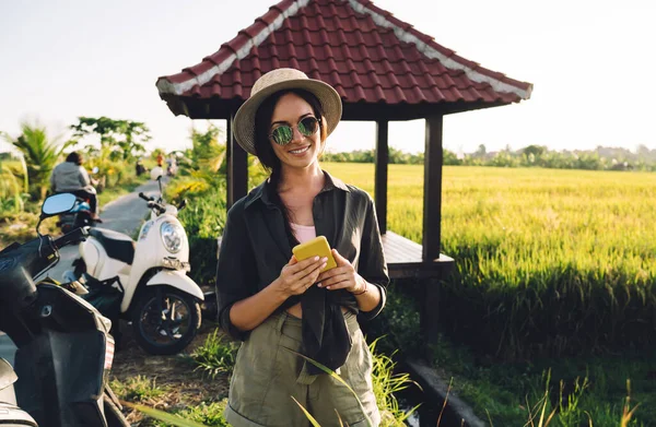 Halve Lengte Portret Van Vrolijke Vrouwelijke Toerist Trendy Zonnebril Strohoed — Stockfoto