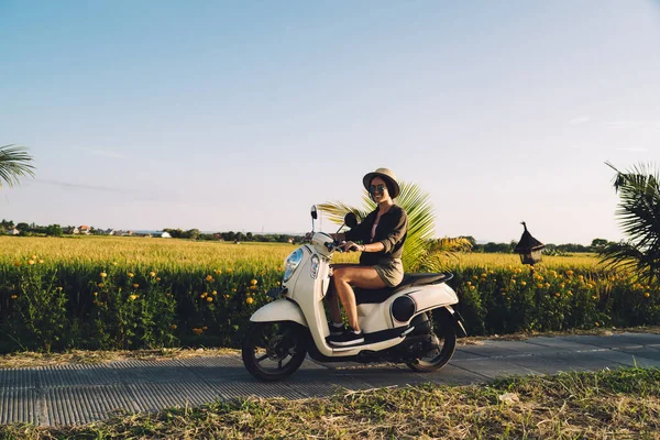Porträtt Glada Kvinnliga Turist Sitter Hyrd Vintage Moped Ler Mot — Stockfoto