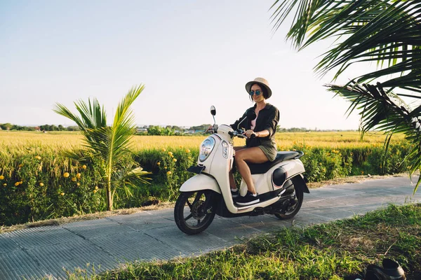 Side View Attractive Caucaisan Tourist Driving Old Fashioned Scooter Travel — Stockfoto