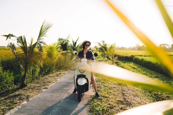 Gelukkige Vrouwelijke Toerist Genieten Van Vervoer Rond Filippijnen Krijgen Van — Stockfoto
