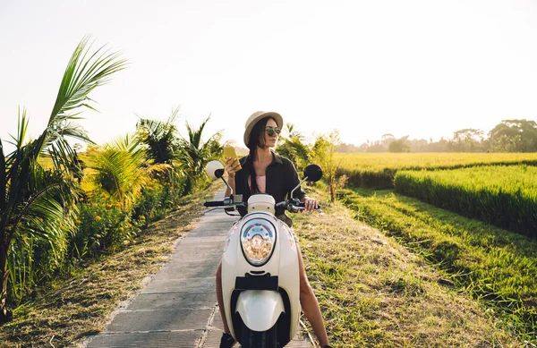 Millennial Female Travel Blogger Testing Vintage Motor Transport Summer Vacations — Stockfoto