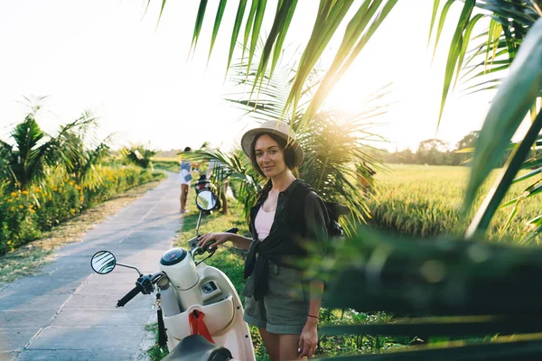 Portret Van Een Mooie Vrouwelijke Reiziger Trendy Strohoed Zoek Naar — Stockfoto