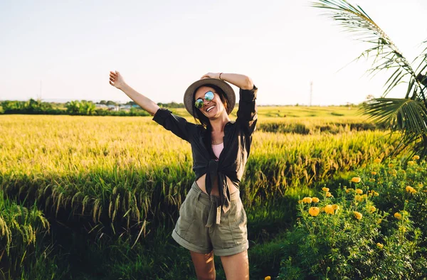 Turista Feminino Alegre Roupas Casuais Sentindo Prazer Felicidade Durante Dia — Fotografia de Stock