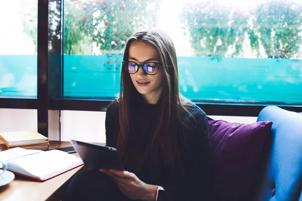 Jonge Positieve Vrouw Met Lang Haar Zitten Bank Buurt Van — Stockfoto