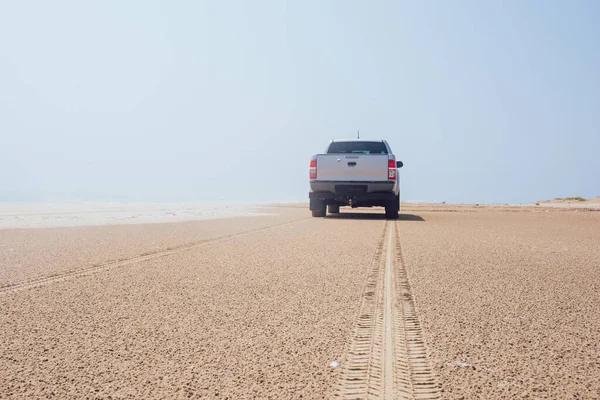 Malowniczy Widok Samochód Jadący Road Piaszczystym Wybrzeżu Pobliżu Oceanu Pozostawiając — Zdjęcie stockowe