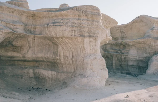 晴れた日に砂漠地帯の峡谷で不均一な岩の表面を持つ驚くべき岩の崖の形成の絵のような景色 — ストック写真