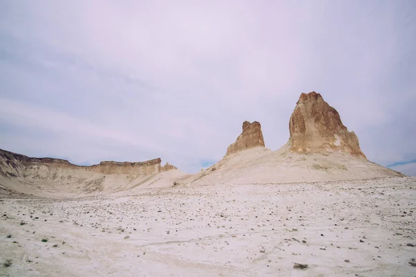 Scenic View Rocky Formations Middle Dry Desert Valley Sandy Surface — Stockfoto