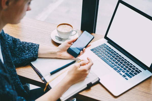 High Angle Young Woman Browsing Smartphone While Taking Notes Planner — Foto Stock