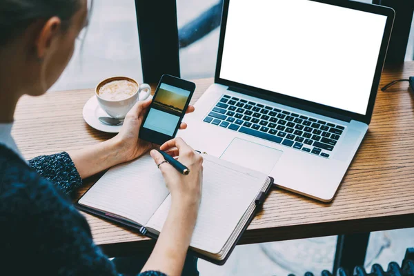 Cima Colheita Freelancer Feminino Sentado Mesa Com Laptop Xícara Café — Fotografia de Stock