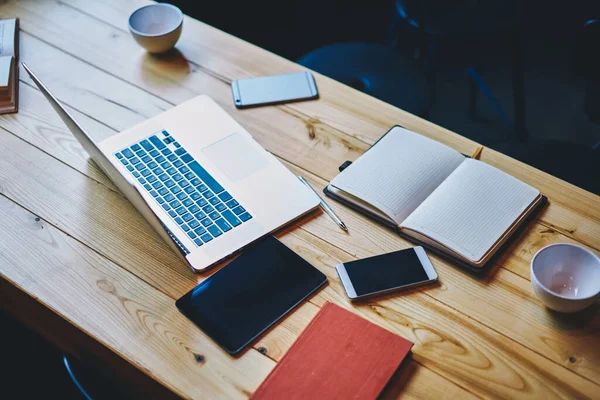 Wooden Table Laptop Smartphone Left Workers Notebooks Empty Cups Modern — Stockfoto