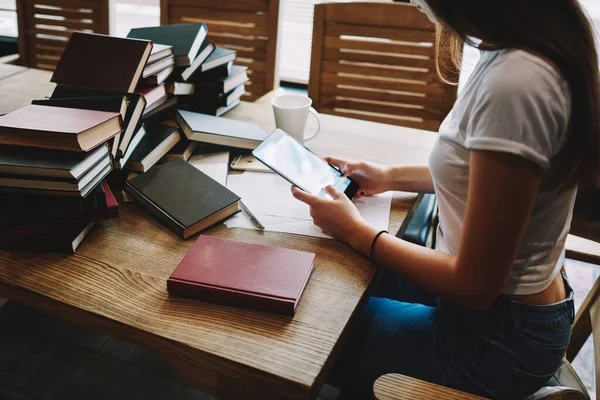 Vista Lateral Una Joven Estudiante Usando Diccionario Tableta Mientras Estudia — Foto de Stock