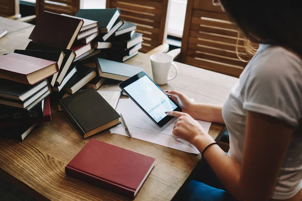 Alto Ángulo Joven Estudiante Tomando Notas Tableta Mientras Prepara Para — Foto de Stock