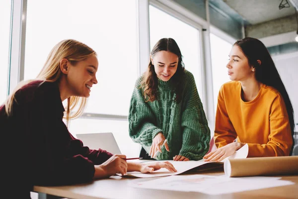 Faible Angle Collègues Féminines Vêtements Décontractés Collaborant Tout Travaillant Sur — Photo