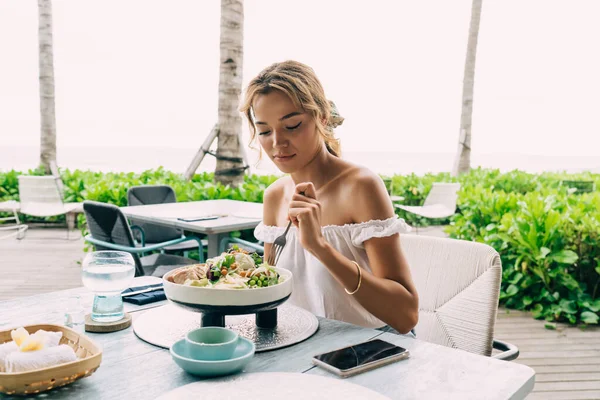 Jovem Fêmea Camisa Branca Sentada Mesa Comendo Deliciosa Salada Com — Fotografia de Stock