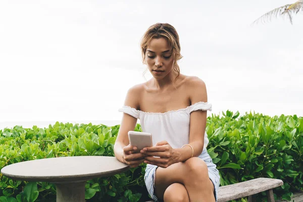 Gericht Jonge Vrouw Casual Kleding Rusten Terras Surfen Internet Mobiele — Stockfoto