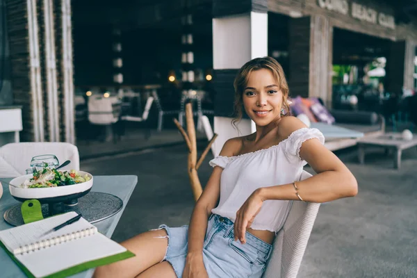 Şık Yaz Giysilerinde Gülümseyen Kadın Modern Açık Hava Restoranında Boş — Stok fotoğraf