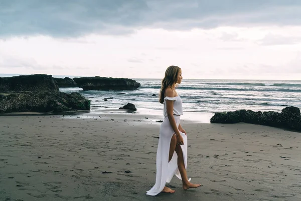 Vista Lateral Joven Mujer Étnica Descalza Vestido Blanco Caminando Playa — Foto de Stock
