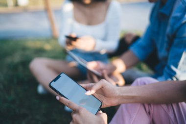 Sosyal ağlarda çevrimiçi sohbetler sırasında cep telefonuyla mesaj yazan bir kadının kesilmiş görüntüsü, İnternet reklamları için fotokopi alanı olan akıllı telefon aygıtlarına seçici odaklanma