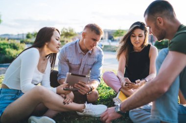 Milenyum erkek ve kadın blogcuları dijital teknolojiyi sosyal ağlarda mesajlaşmak için, genç nesil Z medya dosyalarını modern akıllı telefonlar ve bluetooth kullanan dokunmatik bloglar kullanarak paylaşıyorlar.
