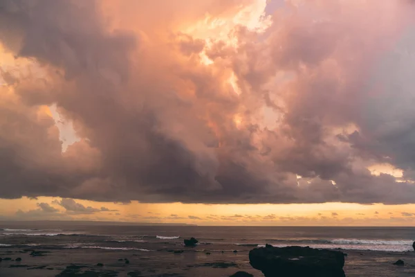 Resimli Renkli Bulutlar Dalgalanan Deniz Boş Düz Sahil Üzerinde Süzülüyor — Stok fotoğraf
