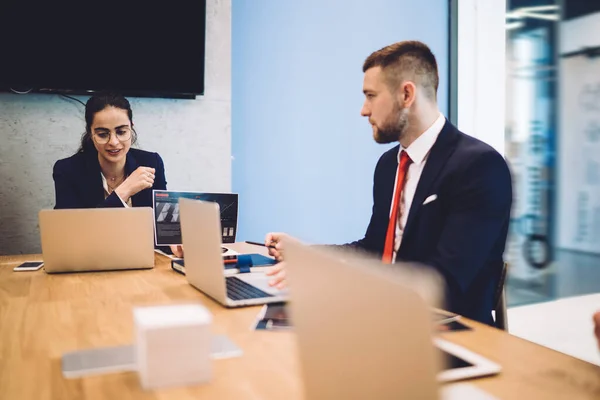 Nachdenklicher Geschäftsmann Festlichem Gewand Sitzt Mit Laptop Tisch Und Diskutiert — Stockfoto