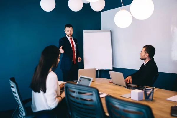 Confident Young Male Employee Formal Suit Sharing Ideas Concentrated Multiethnic — Foto Stock